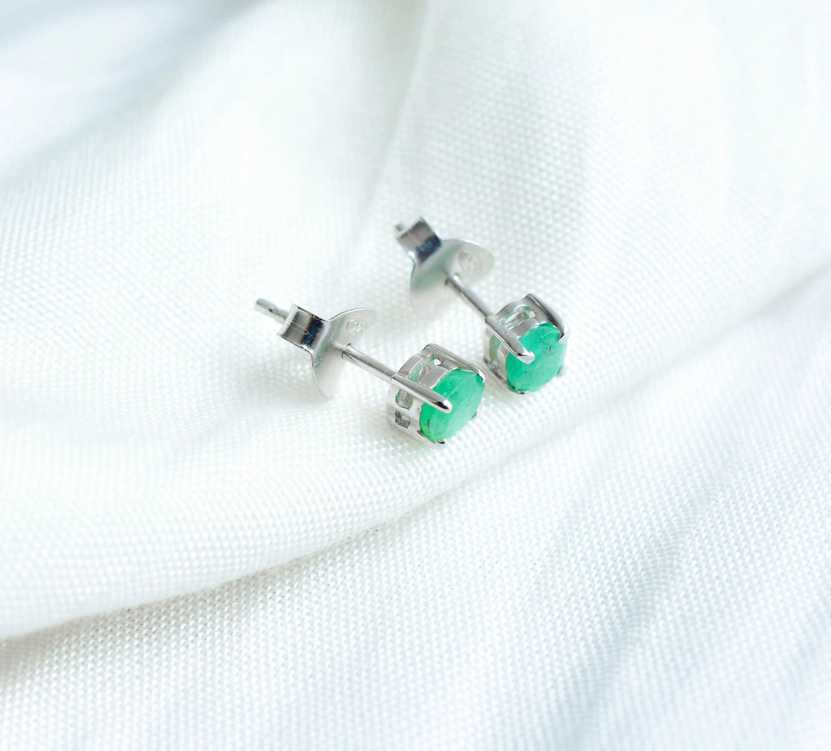 Oval-Cut Emerald Stud Earrings in 925 Silver – Classic Everyday Gemstone Jewelry