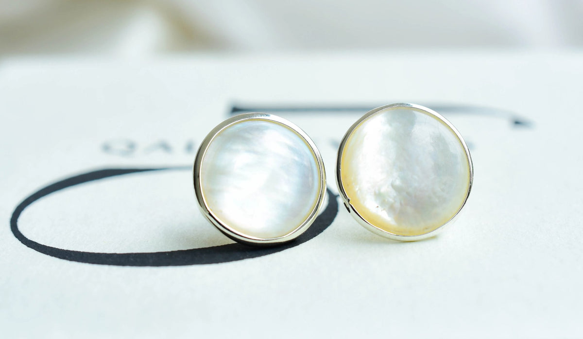 Round Mother of Pearl Stud Earrings in 925 Silver – Everyday Minimalist Fine Jewelry