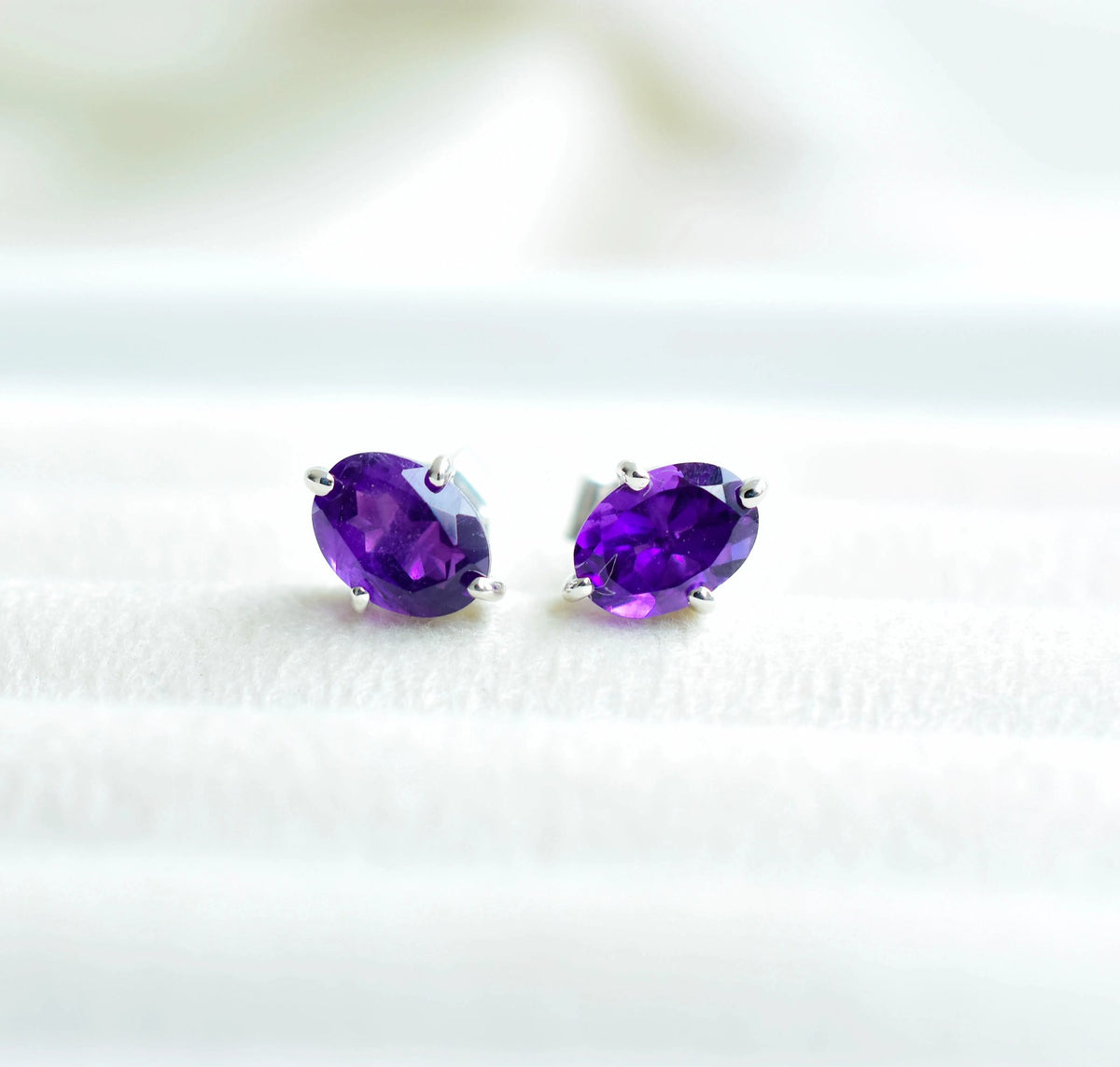 Oval-Cut Amethyst Solitaire Stud Earrings in 925 Silver – Classic Everyday Fine Jewelry