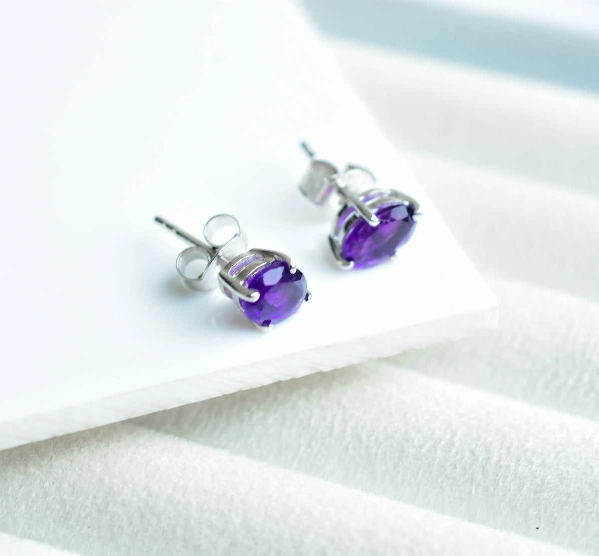 Oval-Cut Amethyst Solitaire Stud Earrings in 925 Silver – Classic Everyday Fine Jewelry
