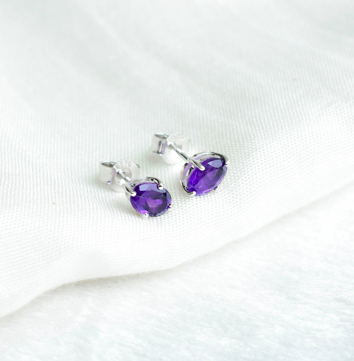 Oval-Cut Amethyst Solitaire Stud Earrings in 925 Silver – Classic Everyday Fine Jewelry