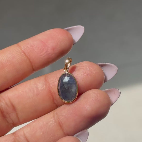Blue Sapphire Solitaire Pendant in 18K Gold - process video