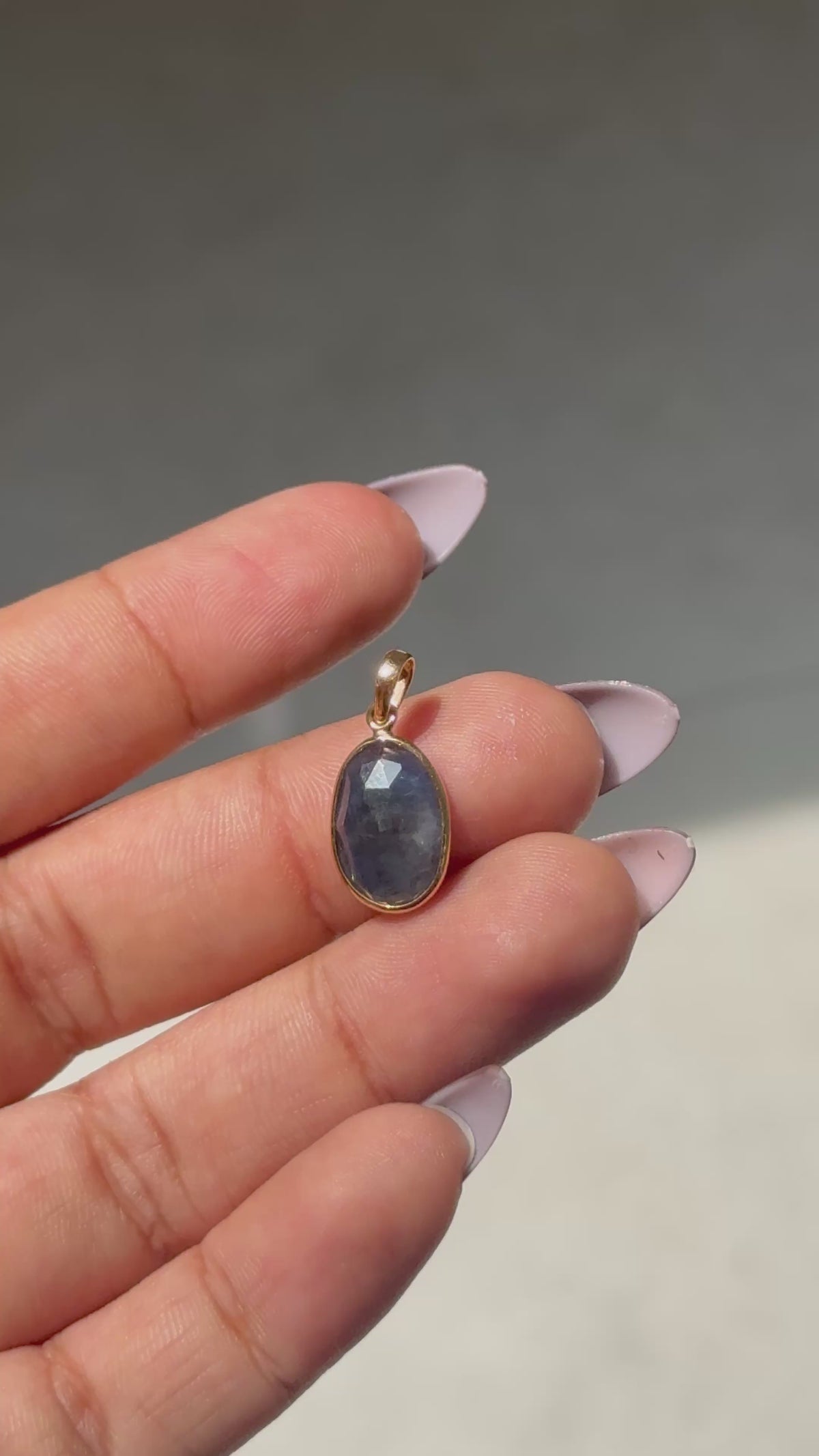Blue Sapphire Solitaire Pendant in 18K Gold - process video
